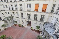 Paris 9th District – A 5-room apartment to renovate