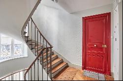 Paris 9th District – A 5-room apartment to renovate