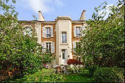 Versailles Montreuil – An elegant family home with a  garden