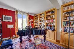 Versailles Montreuil – An elegant family home with a  garden