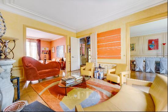 Versailles Notre Dame - A spacious family home with a garden