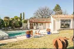 Gordes. Elegant single-storey villa with outbuilding and swimming pool