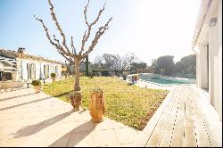 Gordes. Elegant single-storey villa with outbuilding and swimming pool