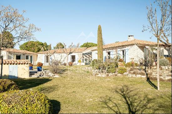 Gordes. Elegant single-storey villa with outbuilding and swimming pool