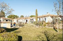 Gordes. Elegant single-storey villa with outbuilding and swimming pool