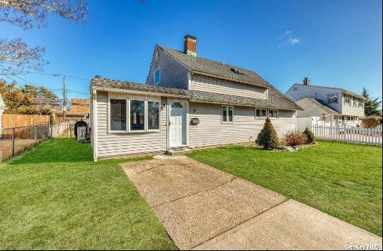 11 Arcadia Ln, Hicksville NY 11801