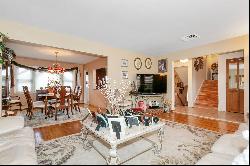 6 Regent Lane, Manhasset Hills NY 11040