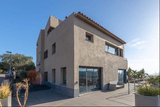 House with sea views in Alella