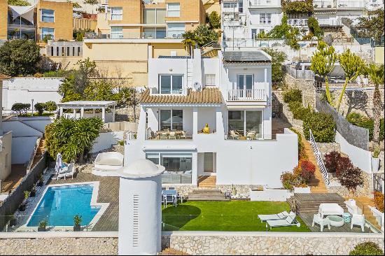 Modern villa with stunning panoramic views in Sitges.