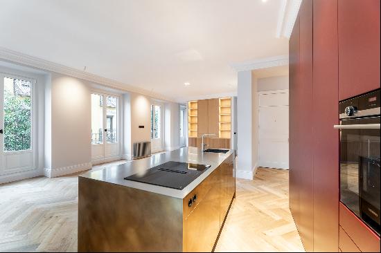 Magnificent renovated apartment in the Justicia neighborhood with 8 balconies.