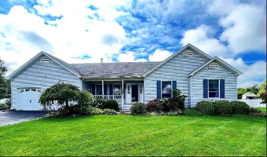 Located in Wine Country on the North Fork in Aquebogue, this 3 bedroosqm bath is the perfe