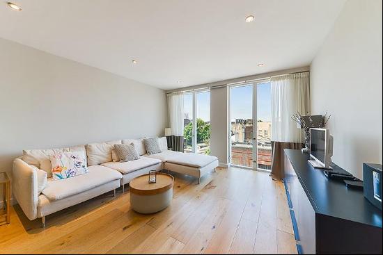 A fantastic two bedroom apartment with a balcony to let in Clapham, SW4.