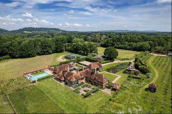 A notable country house dating from the 16th century, sympathetically refurbished and exte