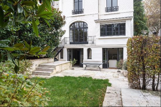 Neuilly-sur-Seine  -  A superb 5-bed private mansion