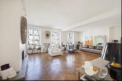 Paris 9th District – A renovated 3/4 bed apartment