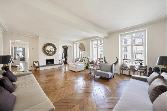 Paris 9th District - A renovated 3/4 bed apartment