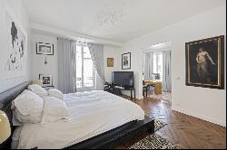 Paris 9th District – A renovated 3/4 bed apartment