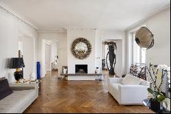 Paris 9th District – A renovated 3/4 bed apartment