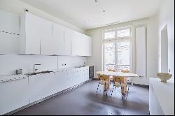 Paris 16th District - An over 200 sqm 3-bed apartment near prestigious Place Victor Hugo