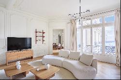 Paris 16th District - An over 200 sqm 3-bed apartment near prestigious Place Victor Hugo