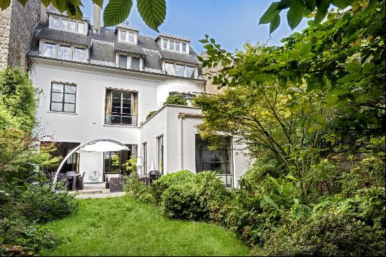 Neuilly-sur-Seine  -  A superb private mansion