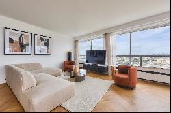 Paris 15th District –  A 4-bed apartment commanding a picture-postcard view of the Eiffel