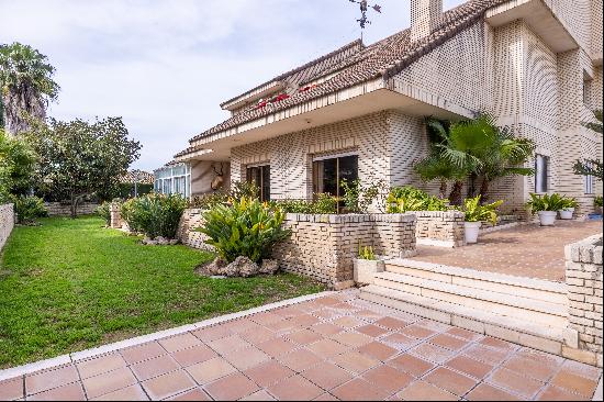 Exclusive detached villa in the prestigious Alcalde Álvaro Domecq Avenue