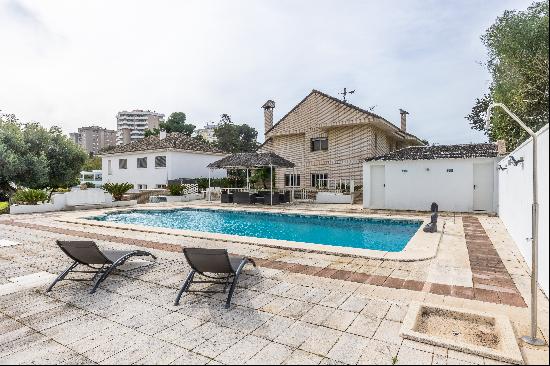 Exclusive detached villa in the prestigious Alcalde alvaro Domecq Avenue