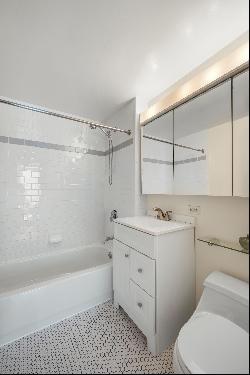 Chelsea 2 Bed/2 Bath w/ Balcony High Line View