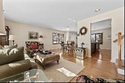 2004 E Eastman Court, Arlington Heights IL 60004