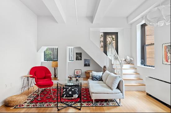 <p>This oversized loft offers nearly 1800 square feet of living space with soaring 12-foot