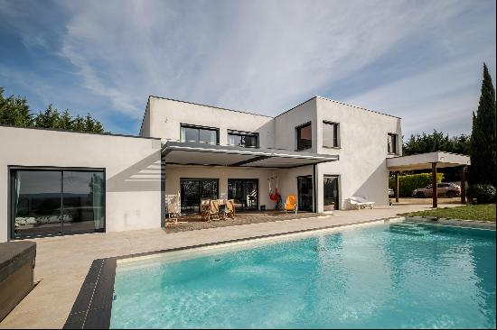 A contemporary five bedroom villa for sale in the Luberon.