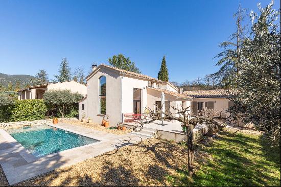 A beautiful villa with a cottage and a swimming pool for sale in Lourmarin.