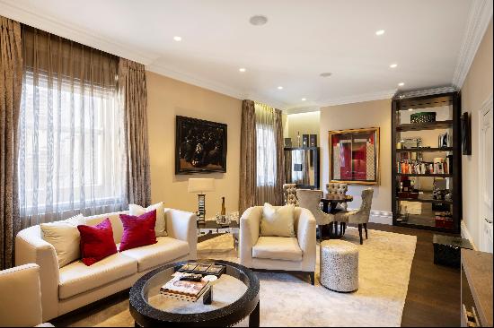 A superb 2 bedroom flat with porter for sale in Mayfair W1J.