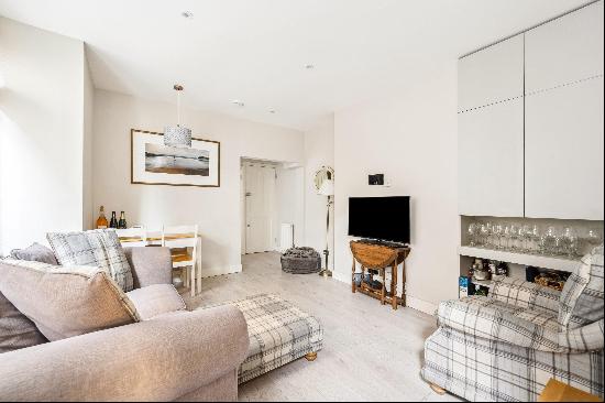 Presenting a stylish 2 bedroom flat offering an attractive opportunity for those seeking a