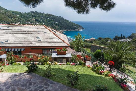 Charming villa overlooking the bay of Bonassola with a sea salt swimming pool and a unique