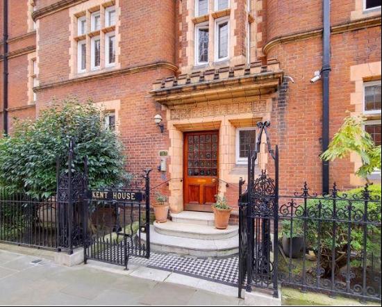 Elegant & Spacious Apartment with a Private Garden in Prime Kensington.