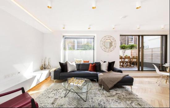 A stunning lateral apartment with extensive outside space in the heart of Marylebone