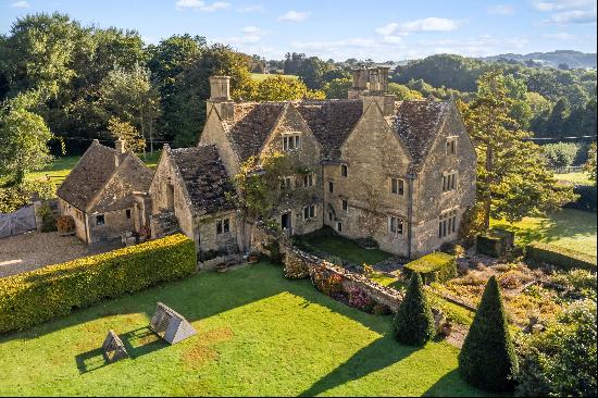 Coles Farm is one of the grandest 17th Century Grade ll* listed houses in the Bath Area.