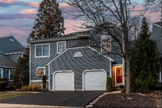 Sunlit Townhouse with Scenic Views in Fieldstone