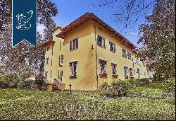 Prestigious luxury property with refined, elegant rooms for sale a few steps from Florence