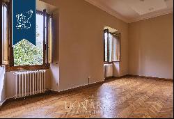 Prestigious luxury property with refined, elegant rooms for sale a few steps from Florence