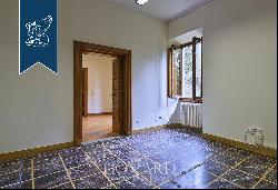 Prestigious luxury property with refined, elegant rooms for sale a few steps from Florence