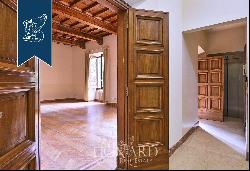 Prestigious luxury property with refined, elegant rooms for sale a few steps from Florence