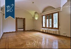 Prestigious luxury property with refined, elegant rooms for sale a few steps from Florence