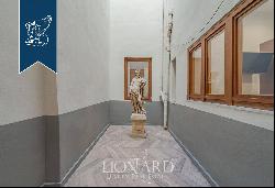 Rrefined apartment with small courtyard for sale in Florence's San Lorenzo district