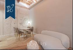 Rrefined apartment with small courtyard for sale in Florence's San Lorenzo district