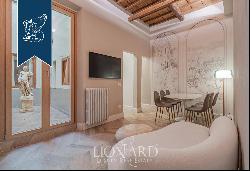 Rrefined apartment with small courtyard for sale in Florence's San Lorenzo district