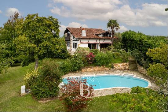 AHETZE, HOUSE OF 180 M² ON LAND OF 2,100 M² WITH POOL