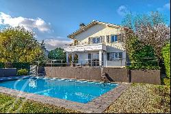 Large detached villa with swimming pool